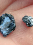 N&aelig;rbilde av det gr&aring;glinsende mineralet molybdenglans.